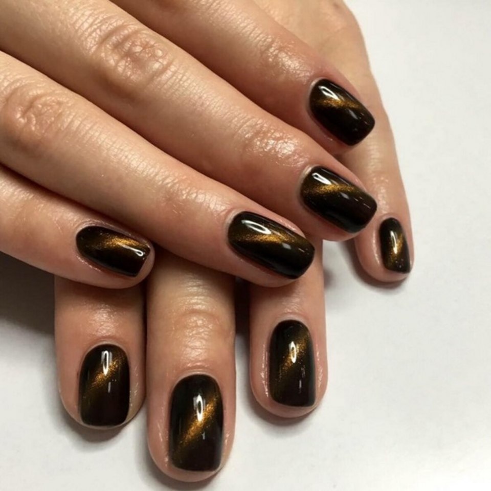 Коричневый маникюр с золотом