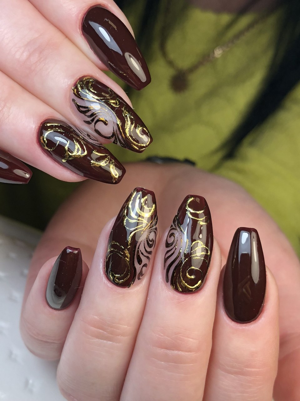 Шоколадный маникюр с полосками