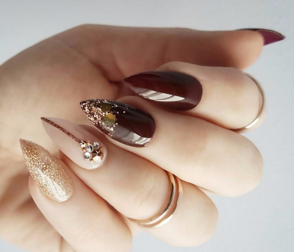 Коричневые ногти со стразами