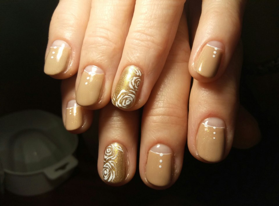 Маникюр коречневыйс белым