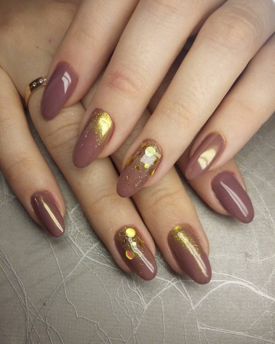 Маникюр беж с золотыми блестками