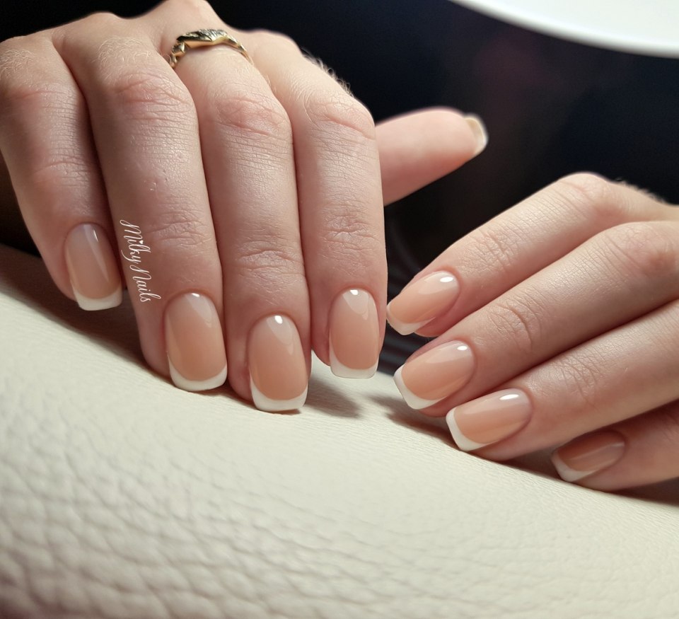 Французский маникюр на мягкий квадрат