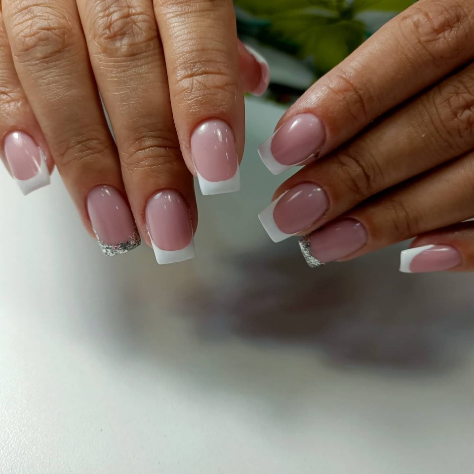 Тонкий френч на квадратных ногтях фото