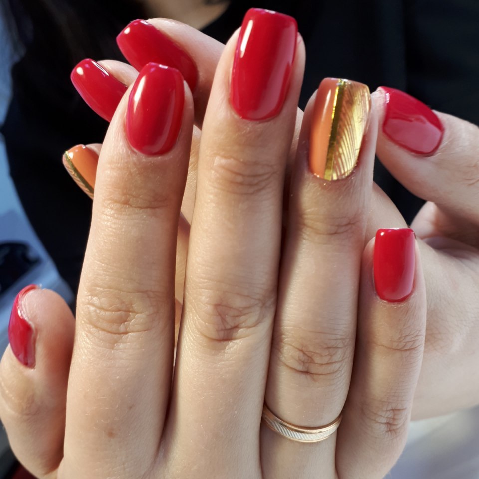 Красный маникюр с золотыми полосками