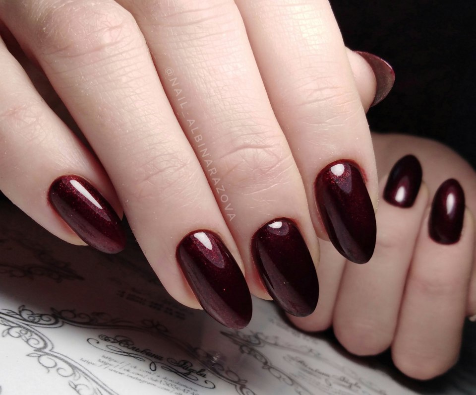 Красивый бордовый маникюр