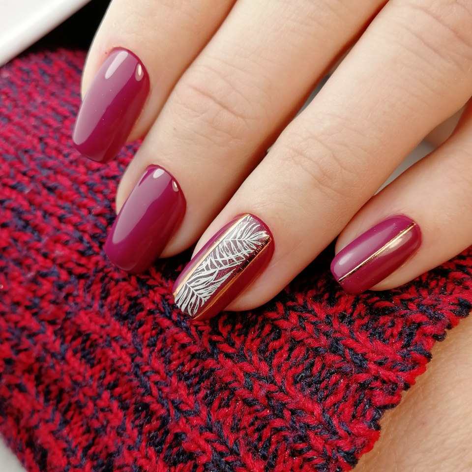 Бордовый маникюр с полосками