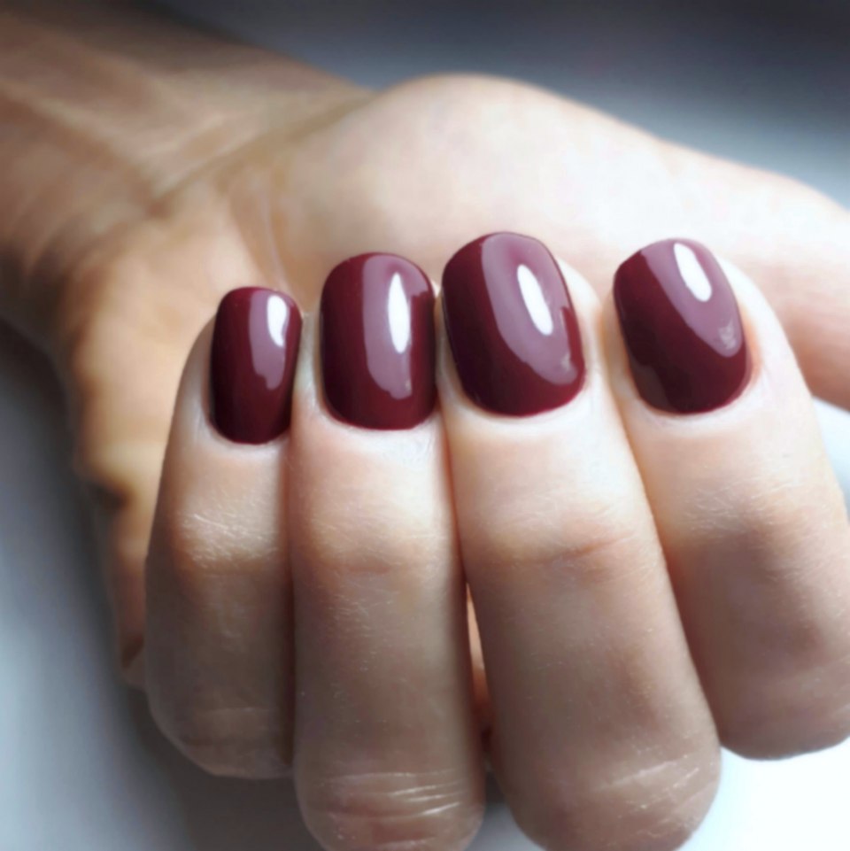 Маникюр однотонный глянцевый