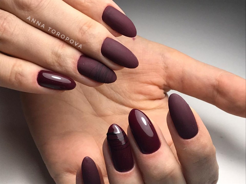 Маникюр однотонный баклажан