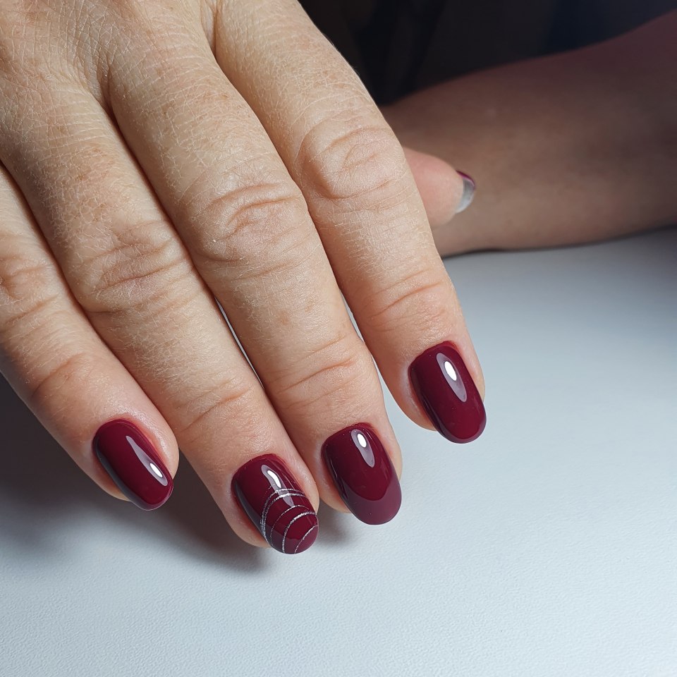 Красный маникюр на короткие ногти 2021