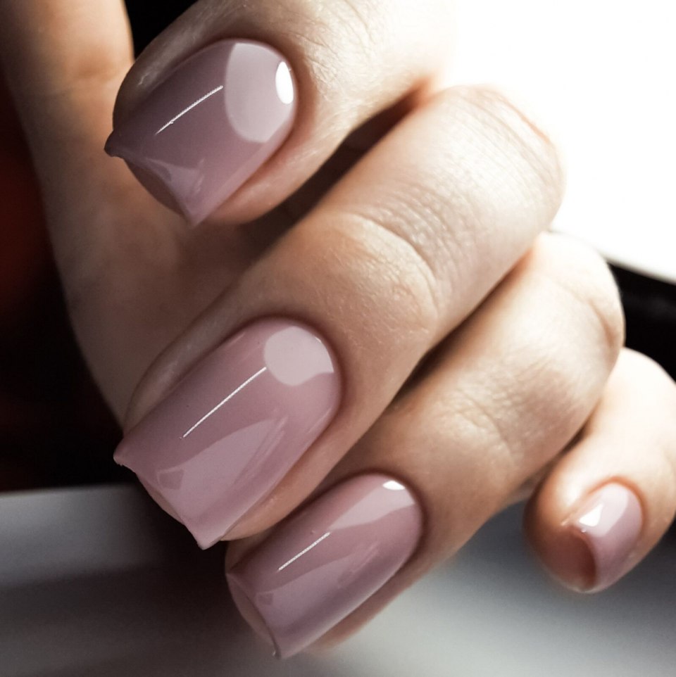 Квадратный маникюр однотонный