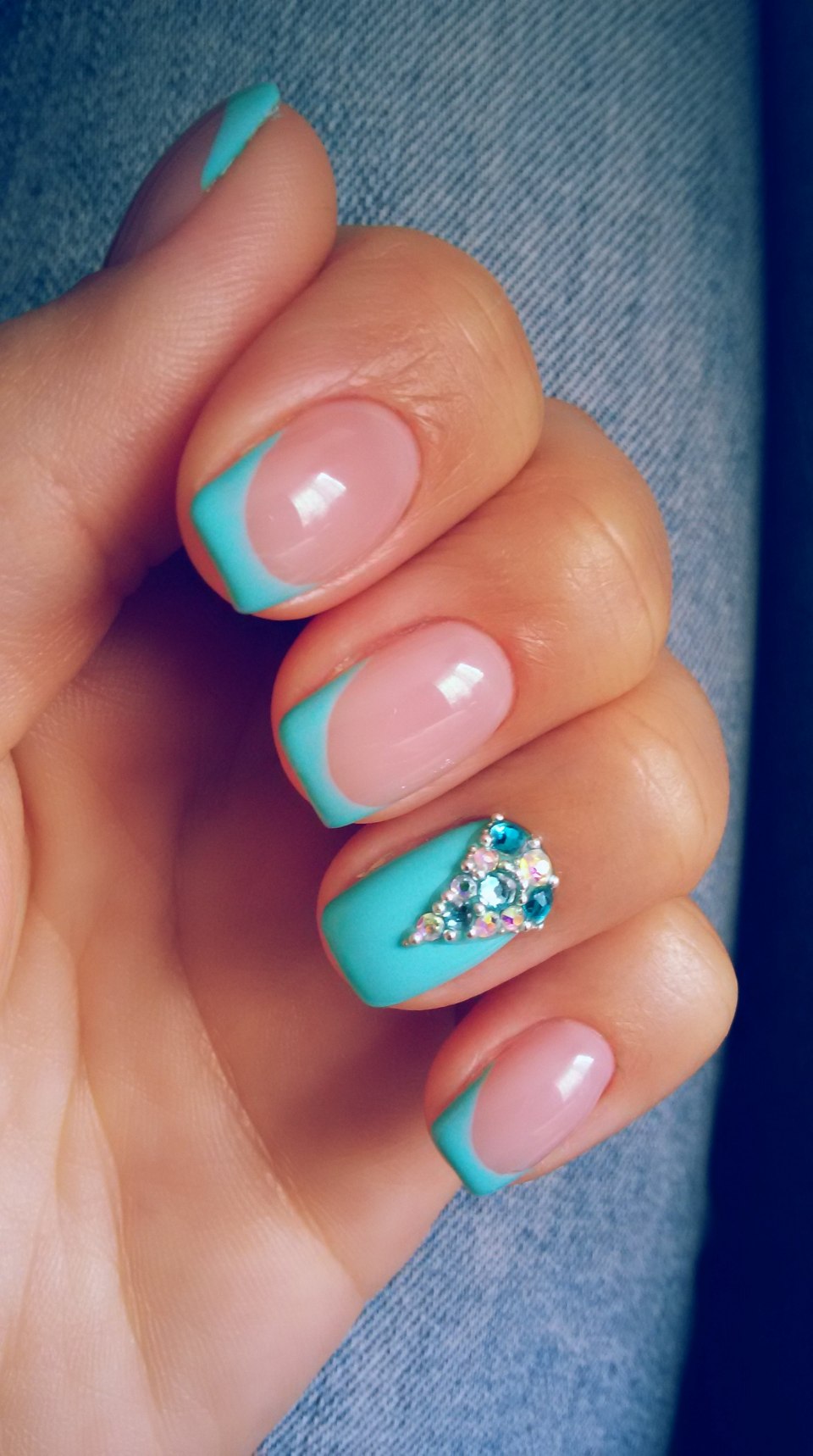 Зеленый маникюр с кружевом