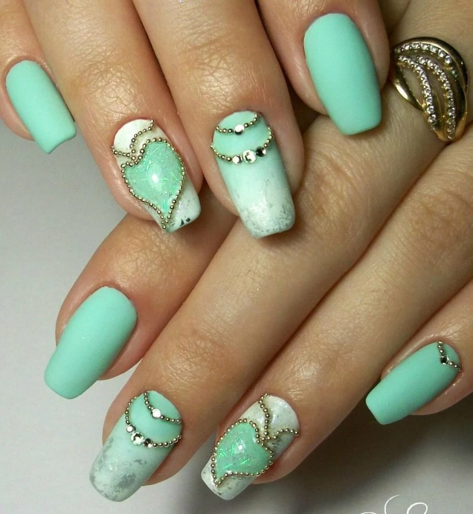 Мятный маникюр