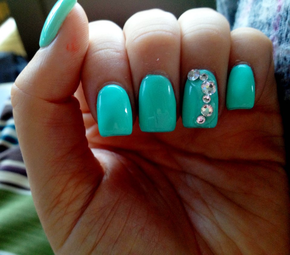 Маникюр бирюза