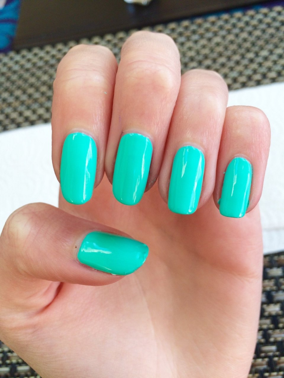 Бирюзовый морской маникюр