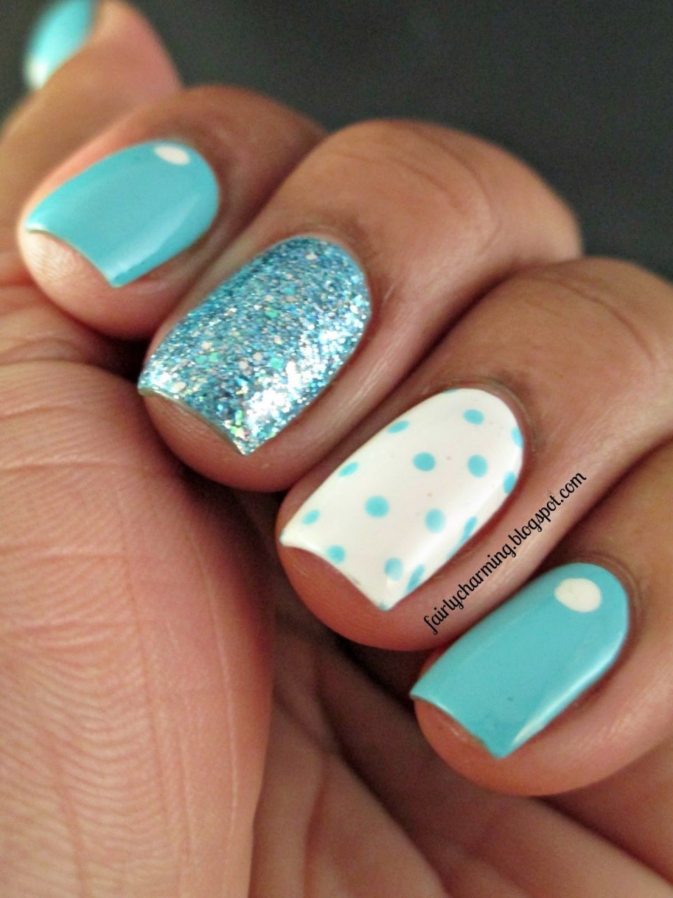 Маникюр белый с бирюзовым