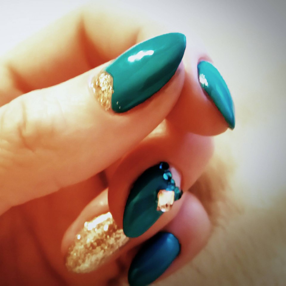 Бирюзовые ногти