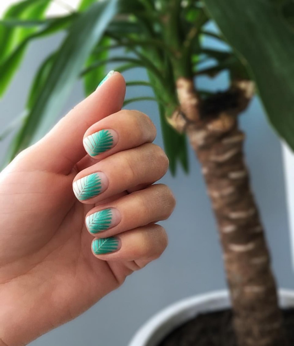 Мятный маникюр на длинные ногти