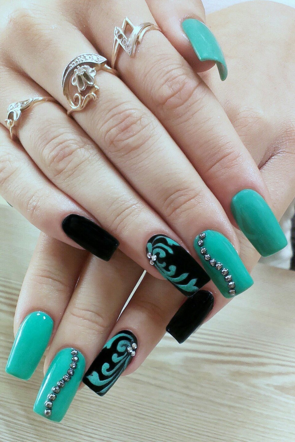 Красивые бирюзовые ногти