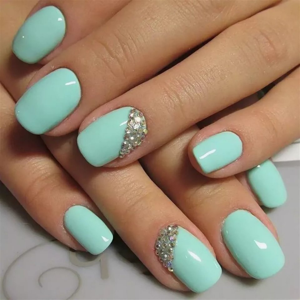 Мятный маникюр