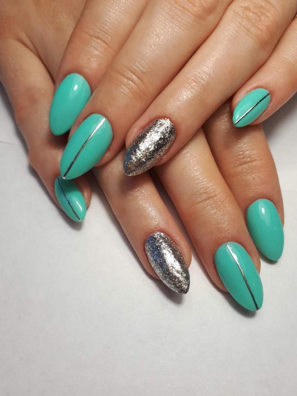 Красивые бирюзовые ногти