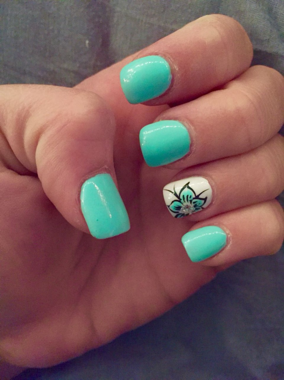 Маникюр бирюзовый с золотом