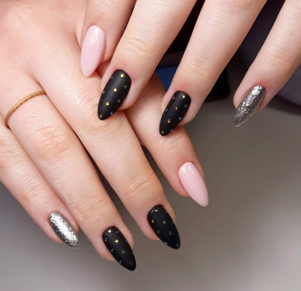 Маникюр нюдовый градиент Миндальная