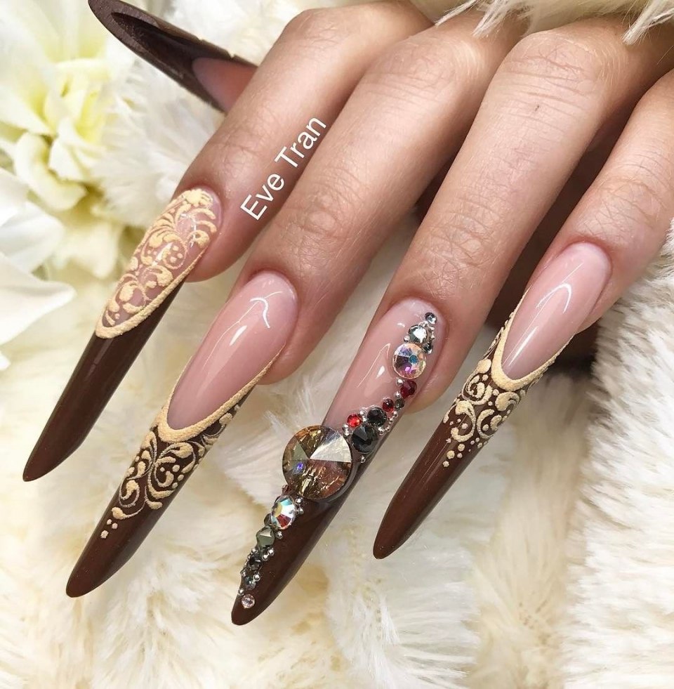 Весенний нюдовый маникюр на миндаль