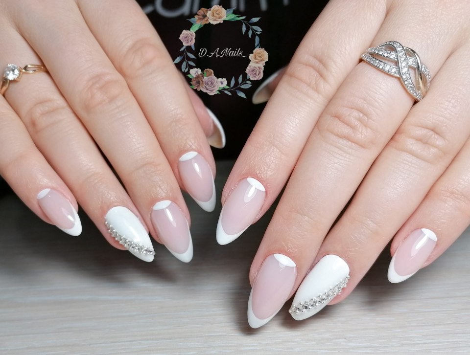 Красивый френч на миндалевидных ногтях