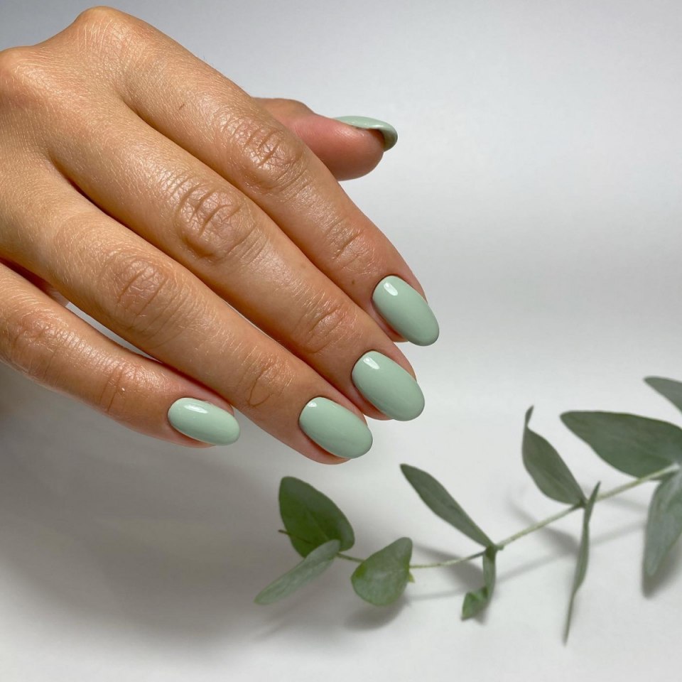 Фисташковый маникюр на короткие ногти