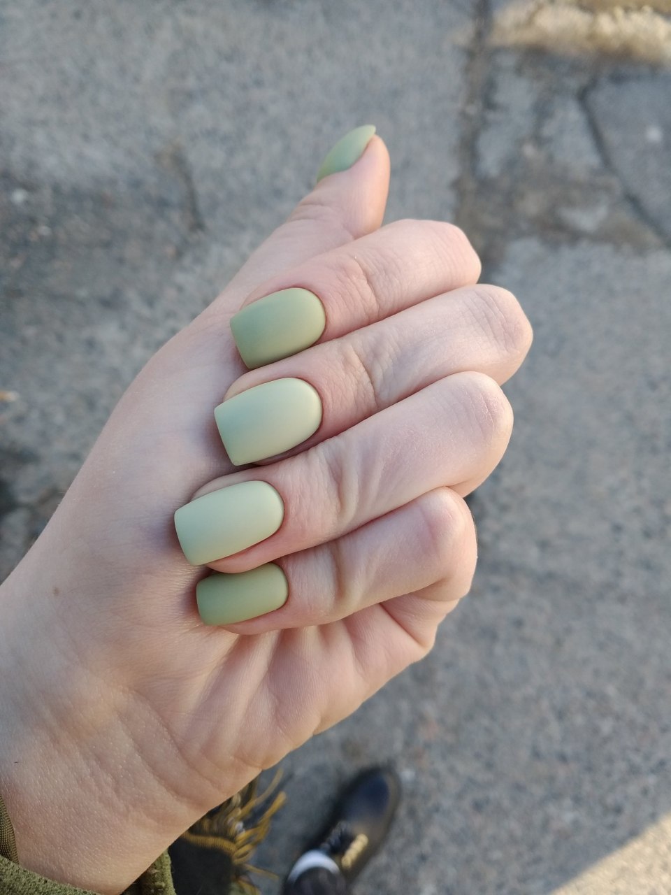 Пастельно зеленый маникюр
