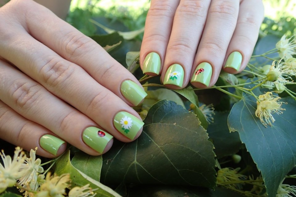 Ногти зеленые минадльные