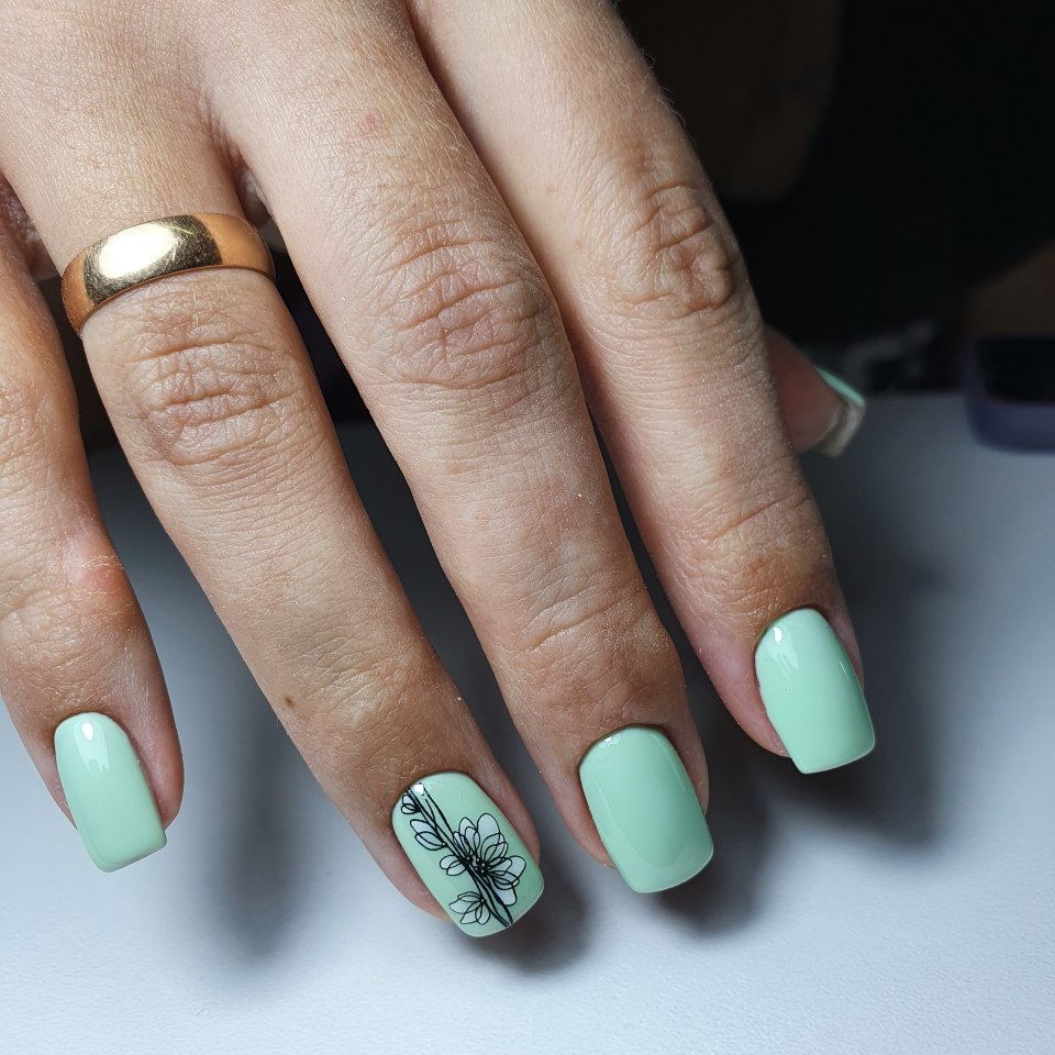 Маникюр в фисташковых тонах