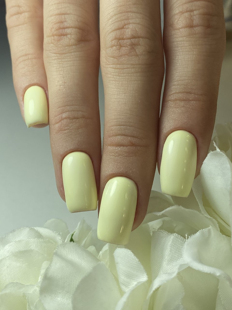 Однотонный маникюр на миндальную форму пастельные тона