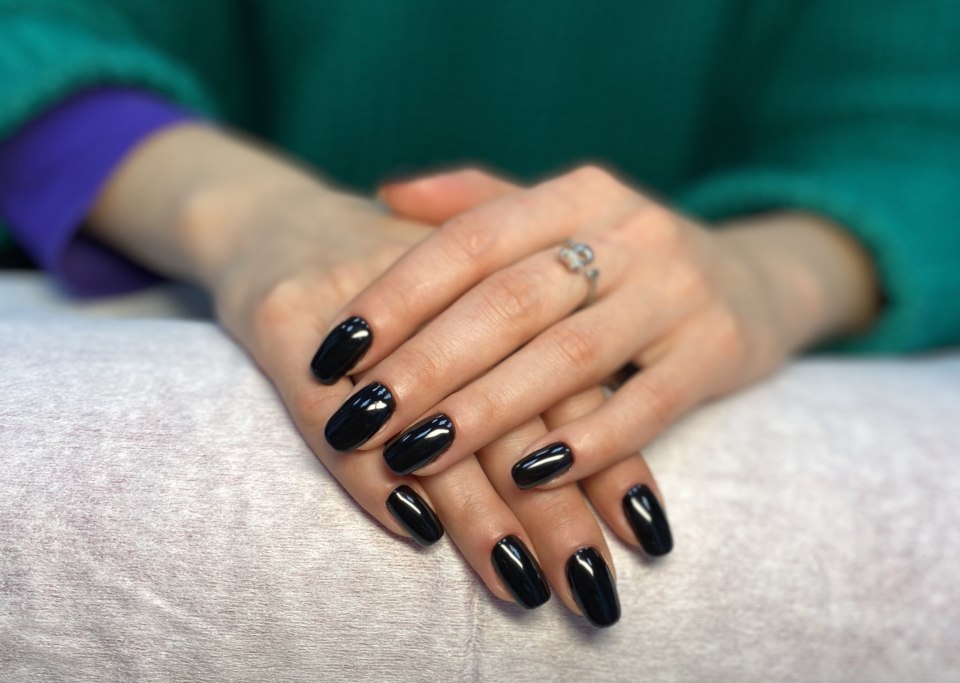Чёрный маникюр однотонный