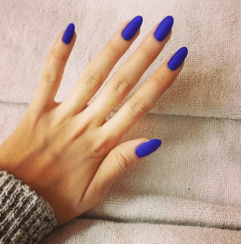 Синие миндалевидные ногти