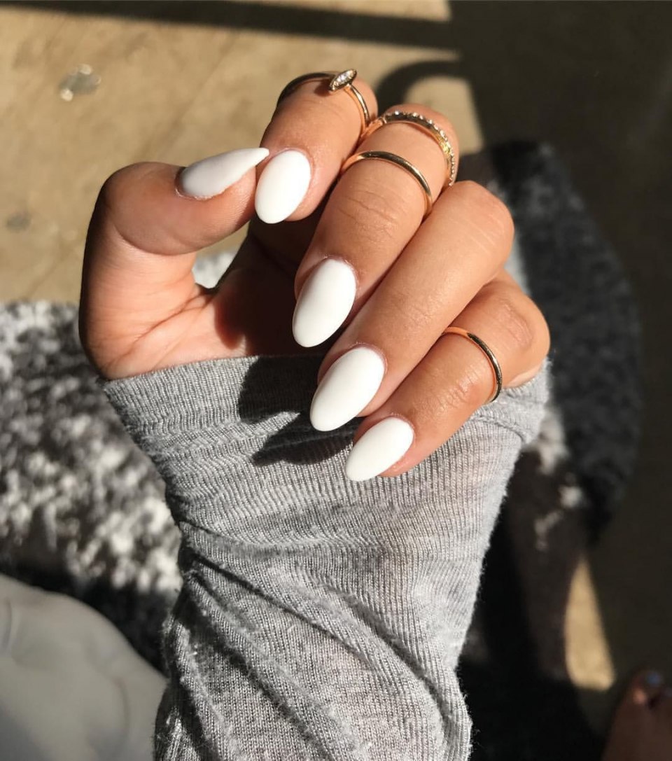 Маникюр белый миндалевидный