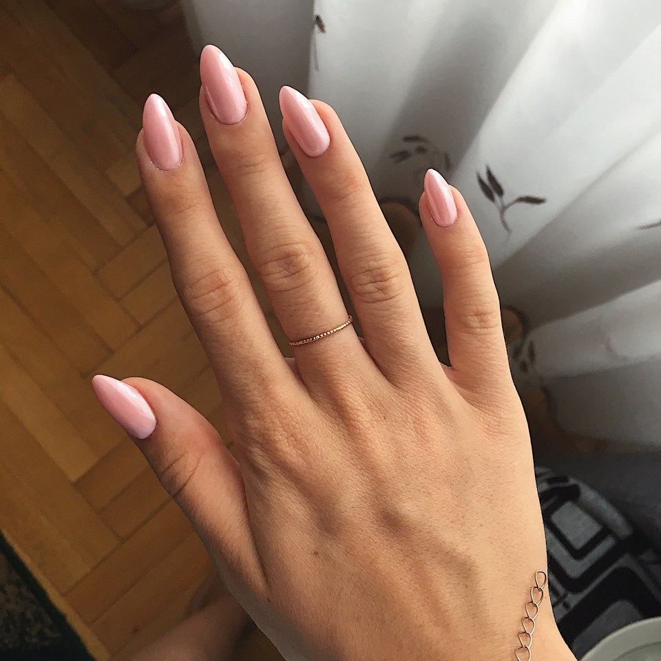 Нюдовый маникюр на руках