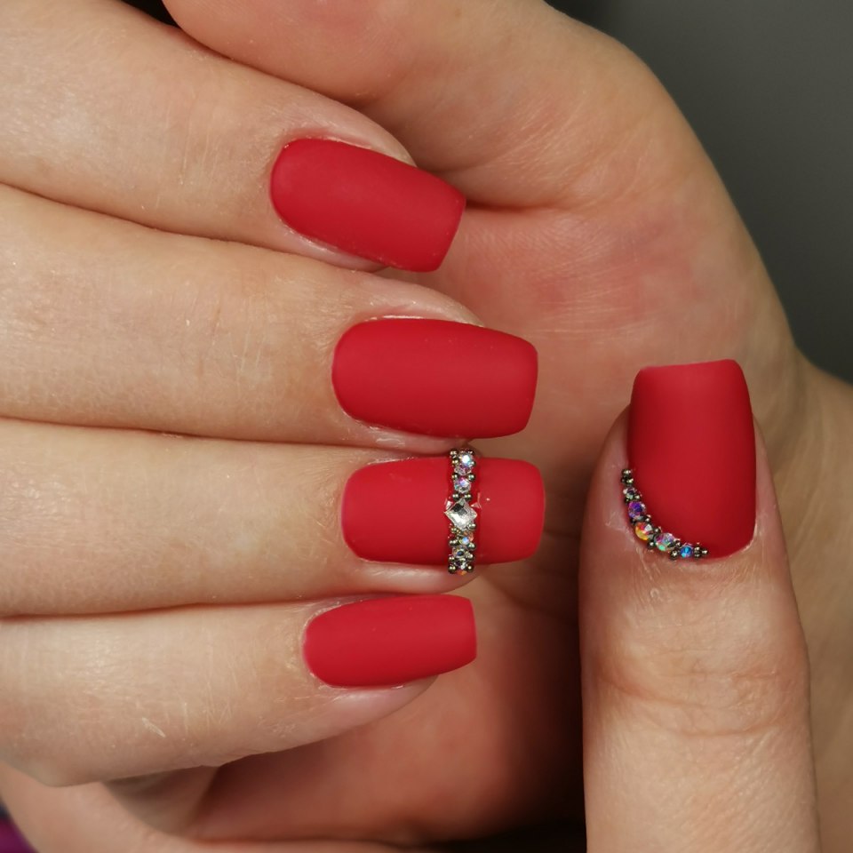 Бордовый матовый маникюр с короной