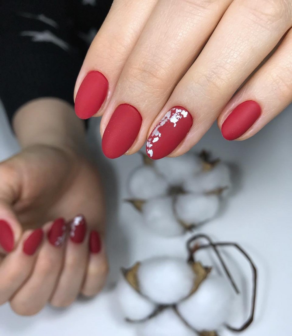 Красный матовый маникюр со стразами
