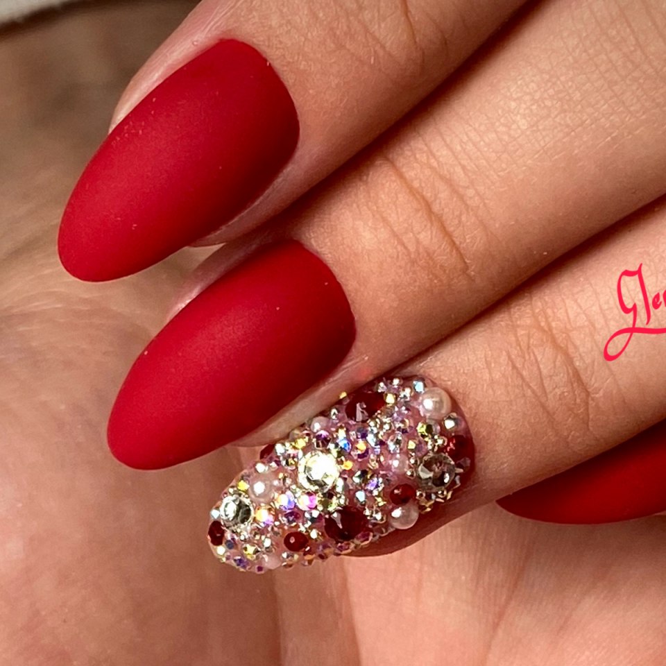 Красный матовый маникюр на короткие ногти