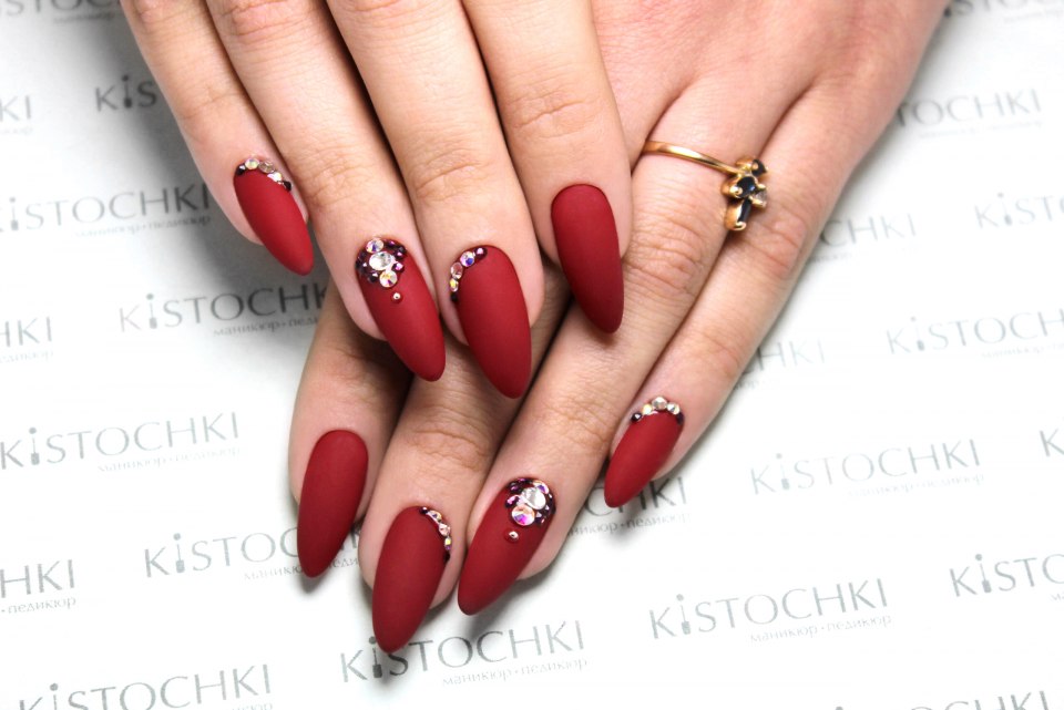 Элегантный красный матовый маникюр