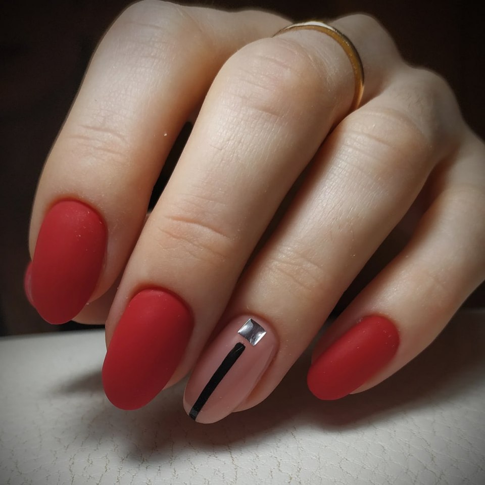 Ногти чёрные с красным матовые