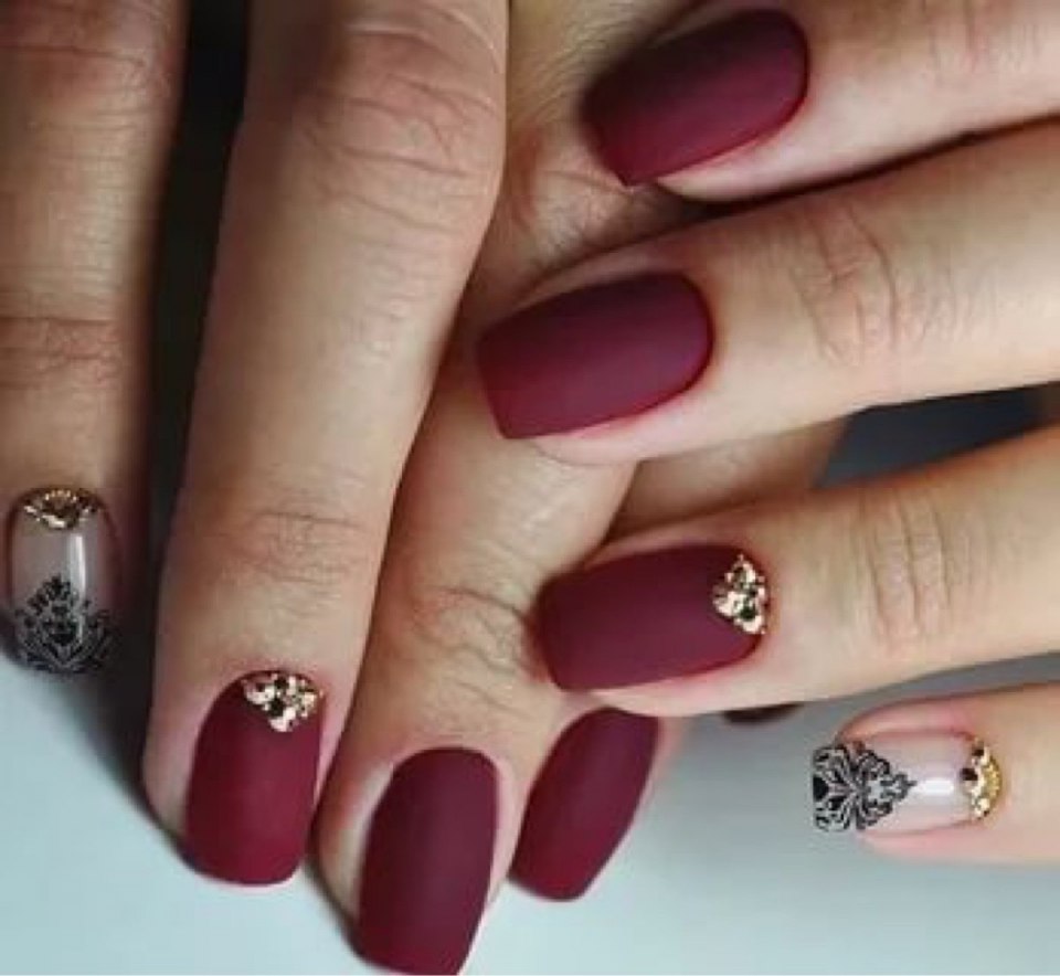 Маникюр бордовый матовый миндаль