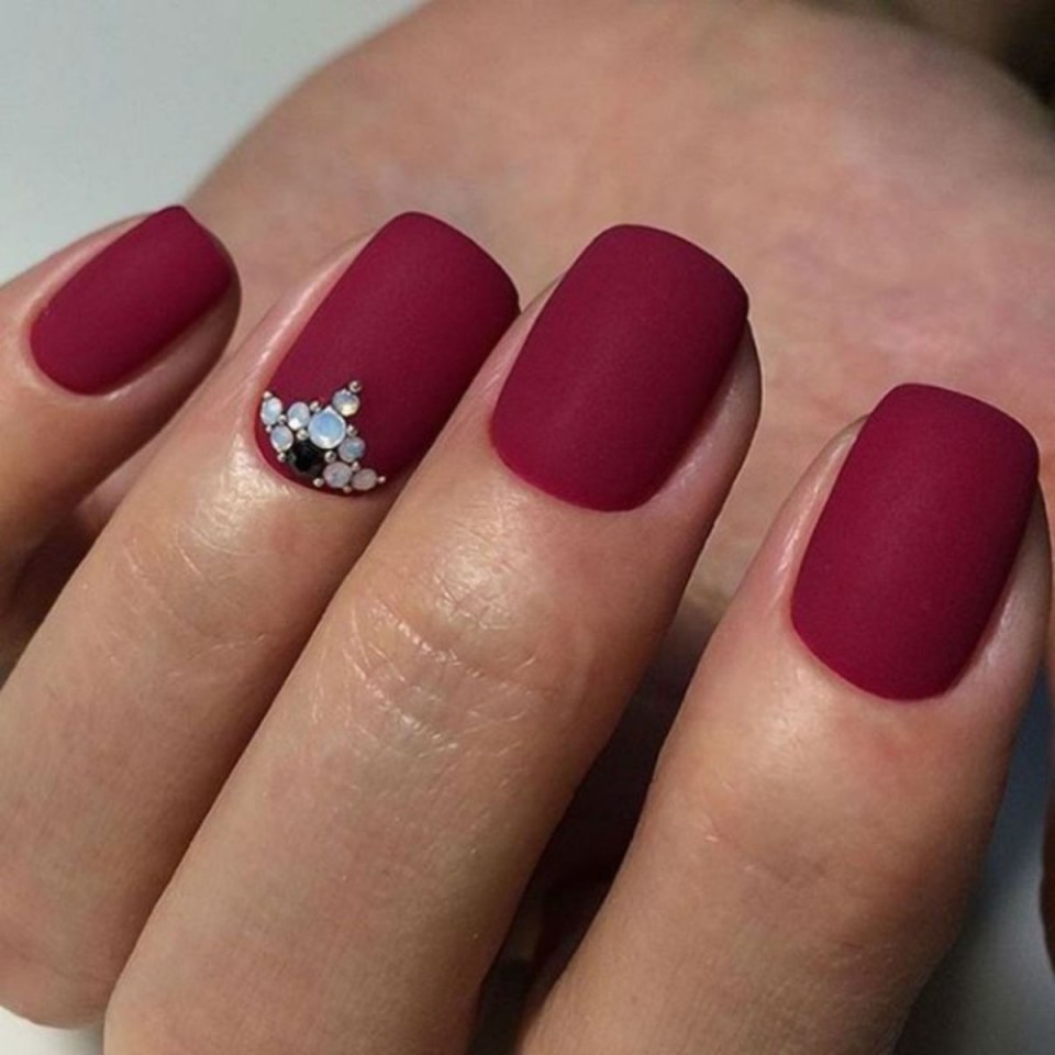 Красные матовые ногти