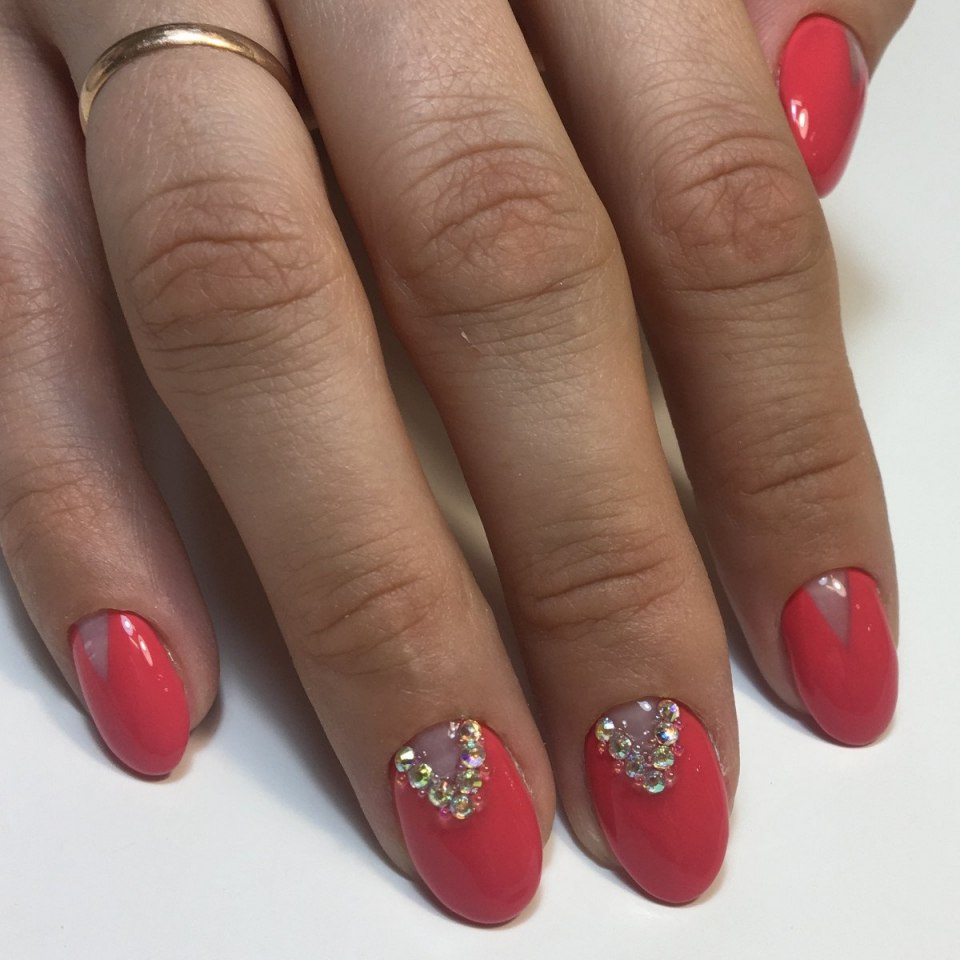 Красно-чёрный маникюр со стразами
