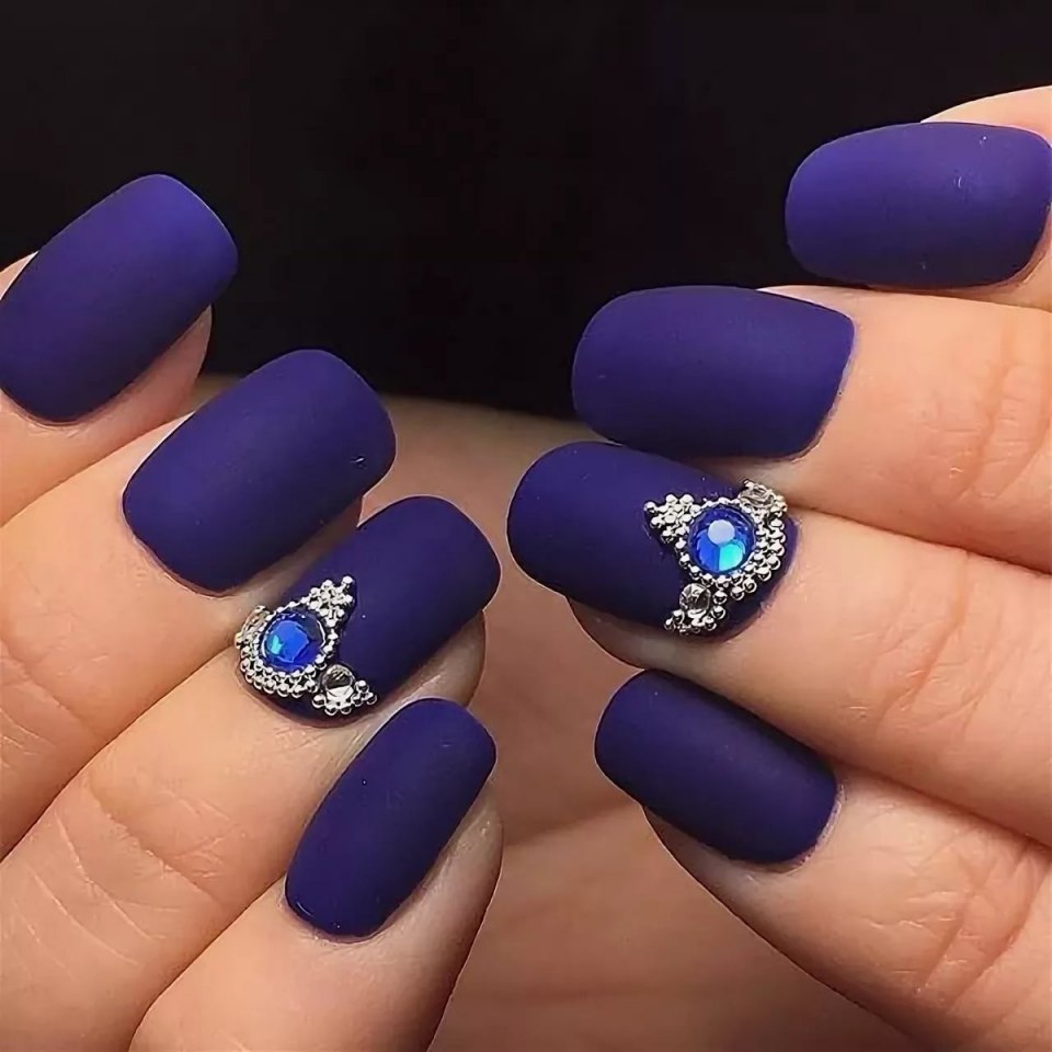 Маникюр коралловый геометрия матовый со стразами