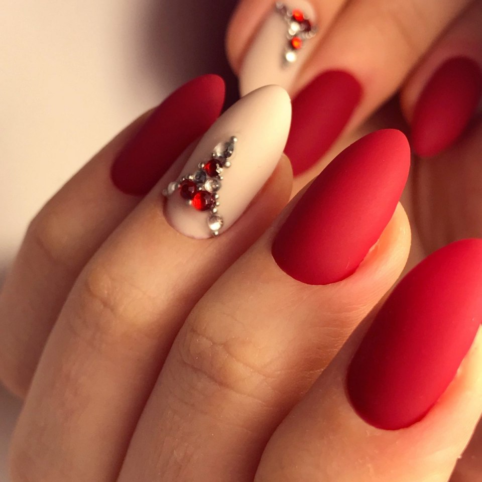 Красные ногти со стразами
