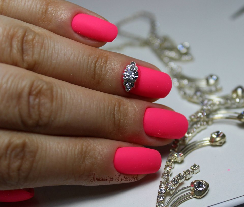 Матовый бордовый маникюр со стразами