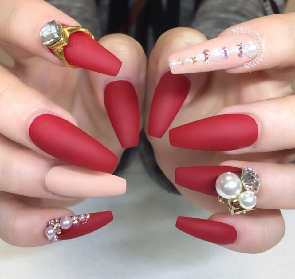 Красный матовый маникюр на длинные ногти