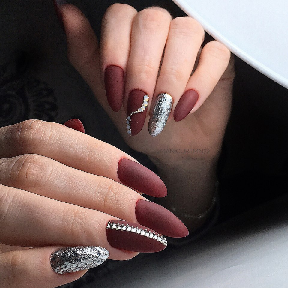 Красный матовый маникюр с полосками